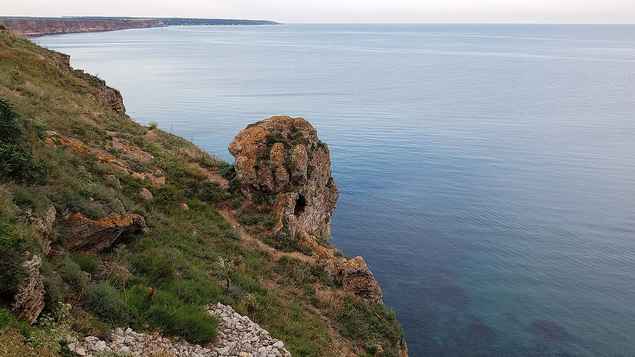 Красные скалы мыса Калиакра над Чёрным морем