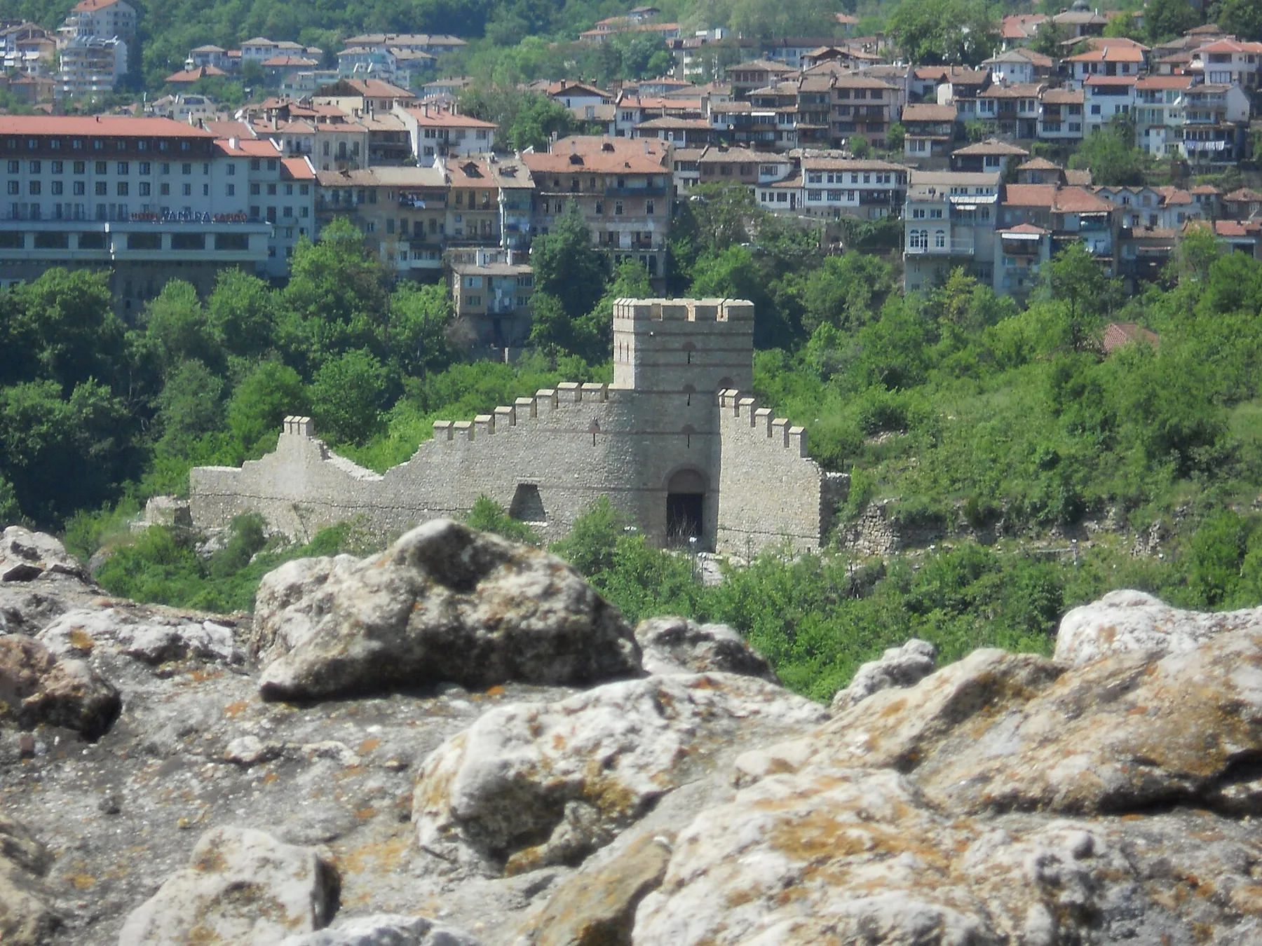 Крепость Трапезица, вид с Царевца